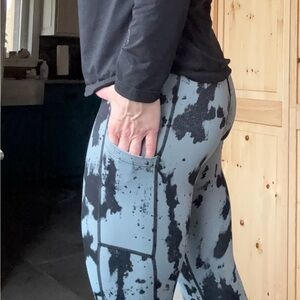 Zyia Active Black and Gray Patterned Leggings